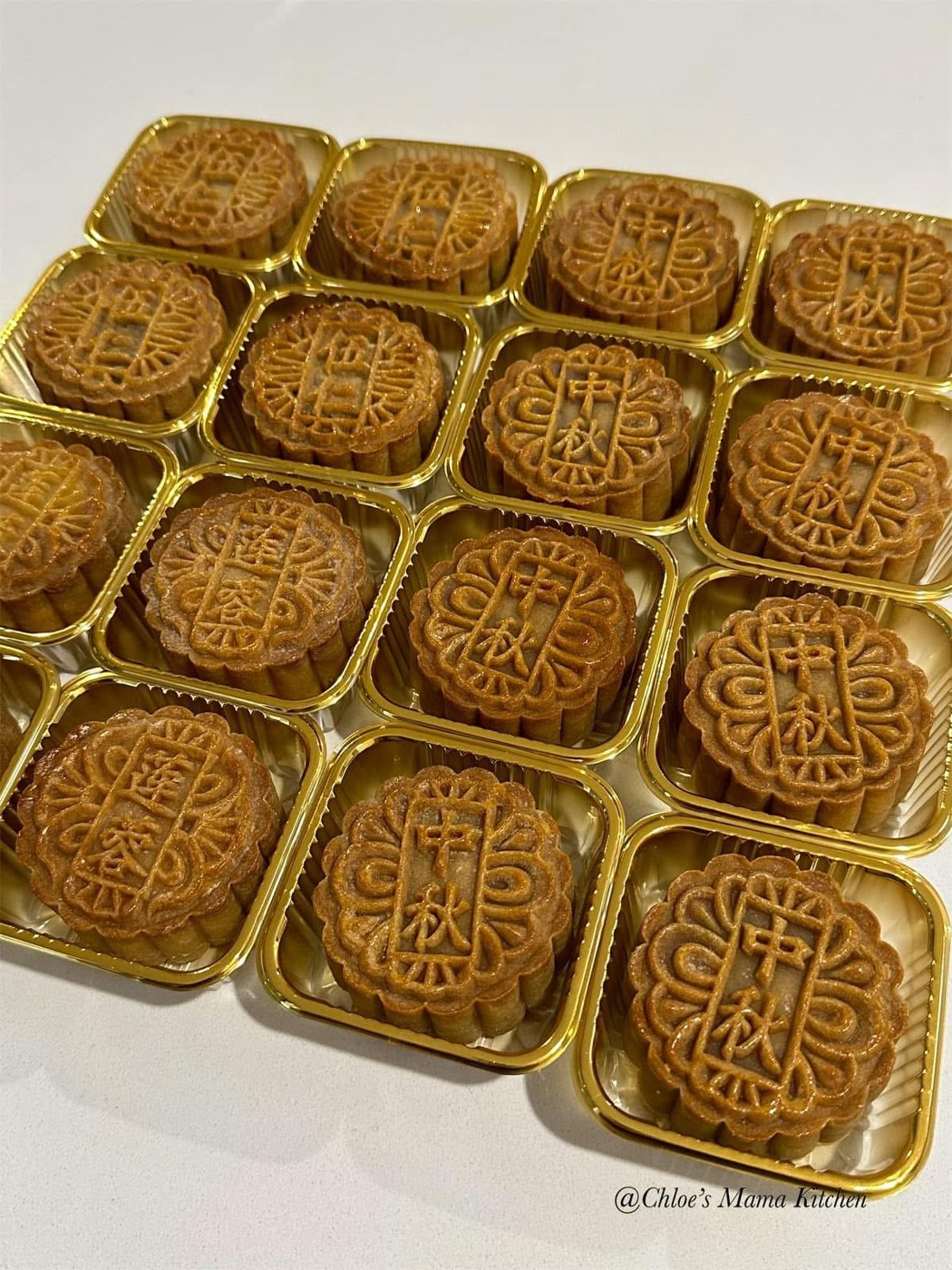 一批金黄烤月饼，准备装盒。