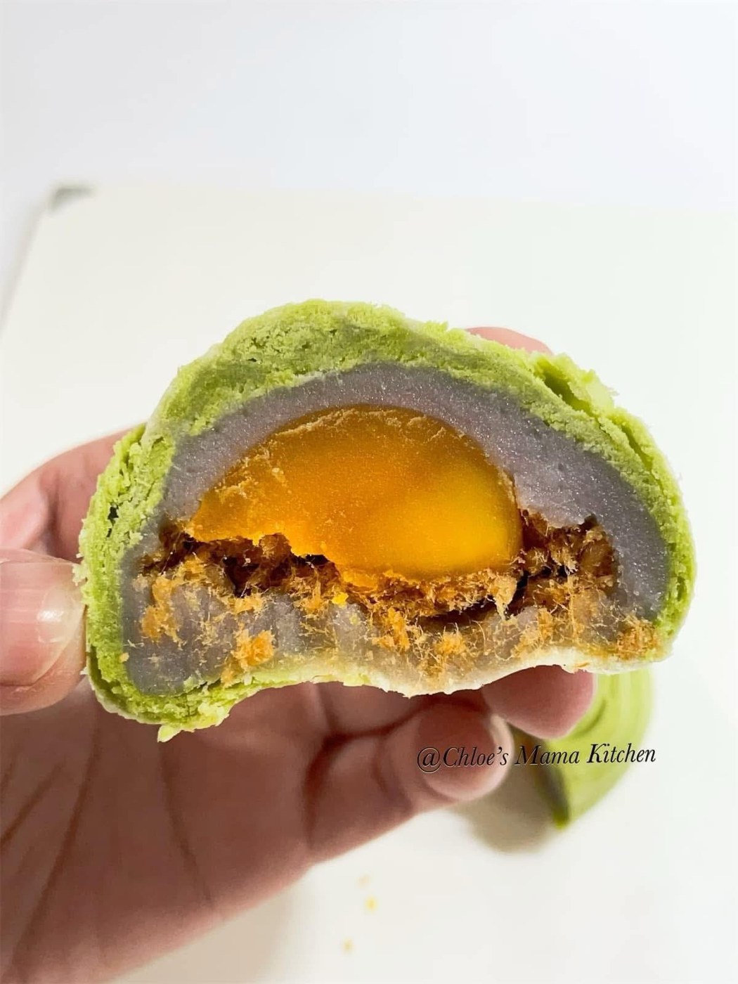切开后层次分明、带金黄内馅的月饼。