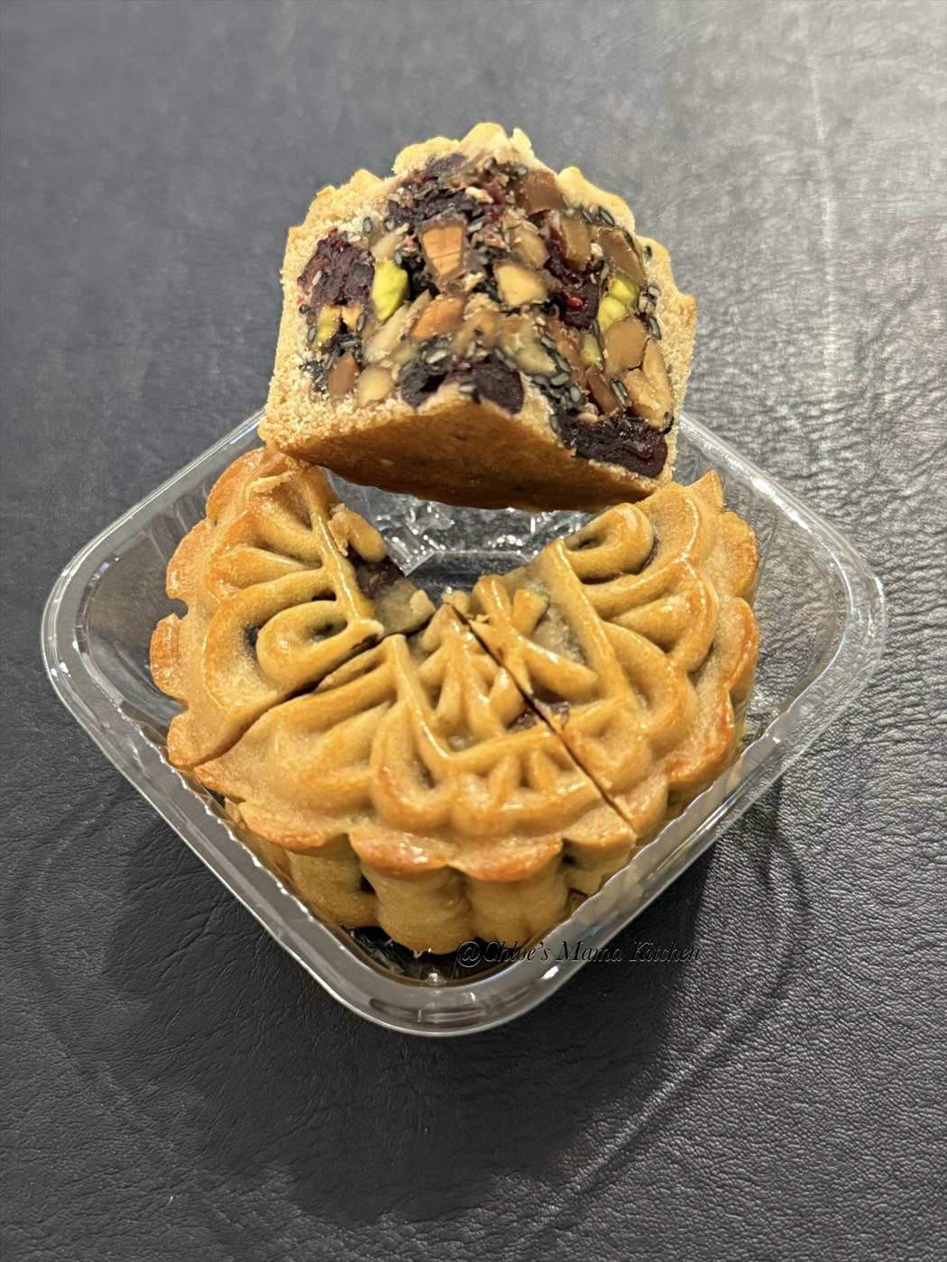 切开的月饼，能看见五仁馅。
