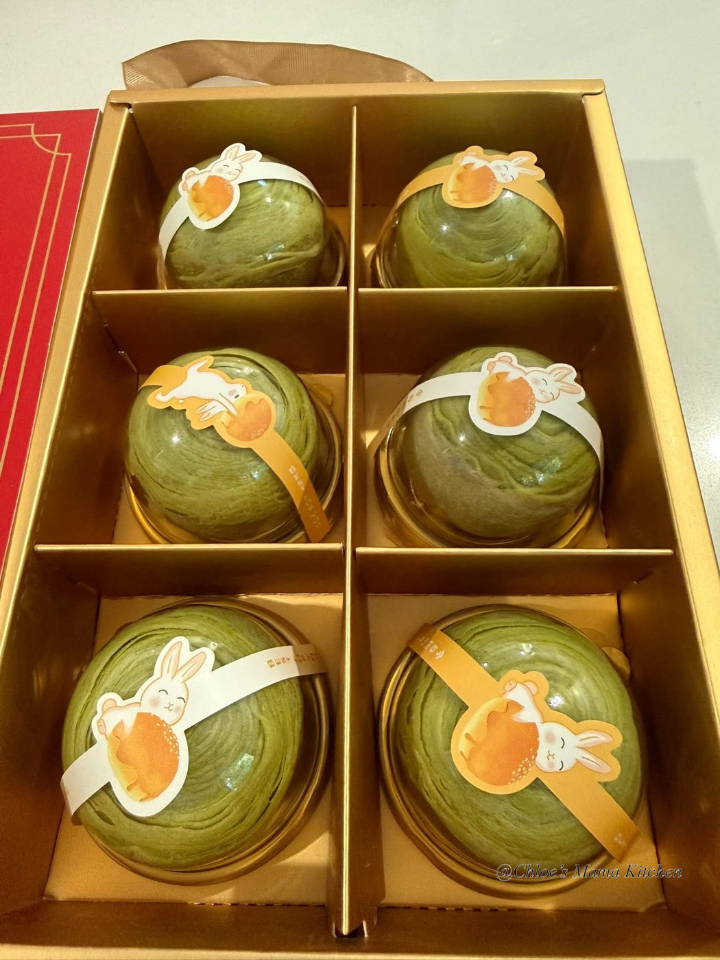 礼盒里独立包装的月饼。