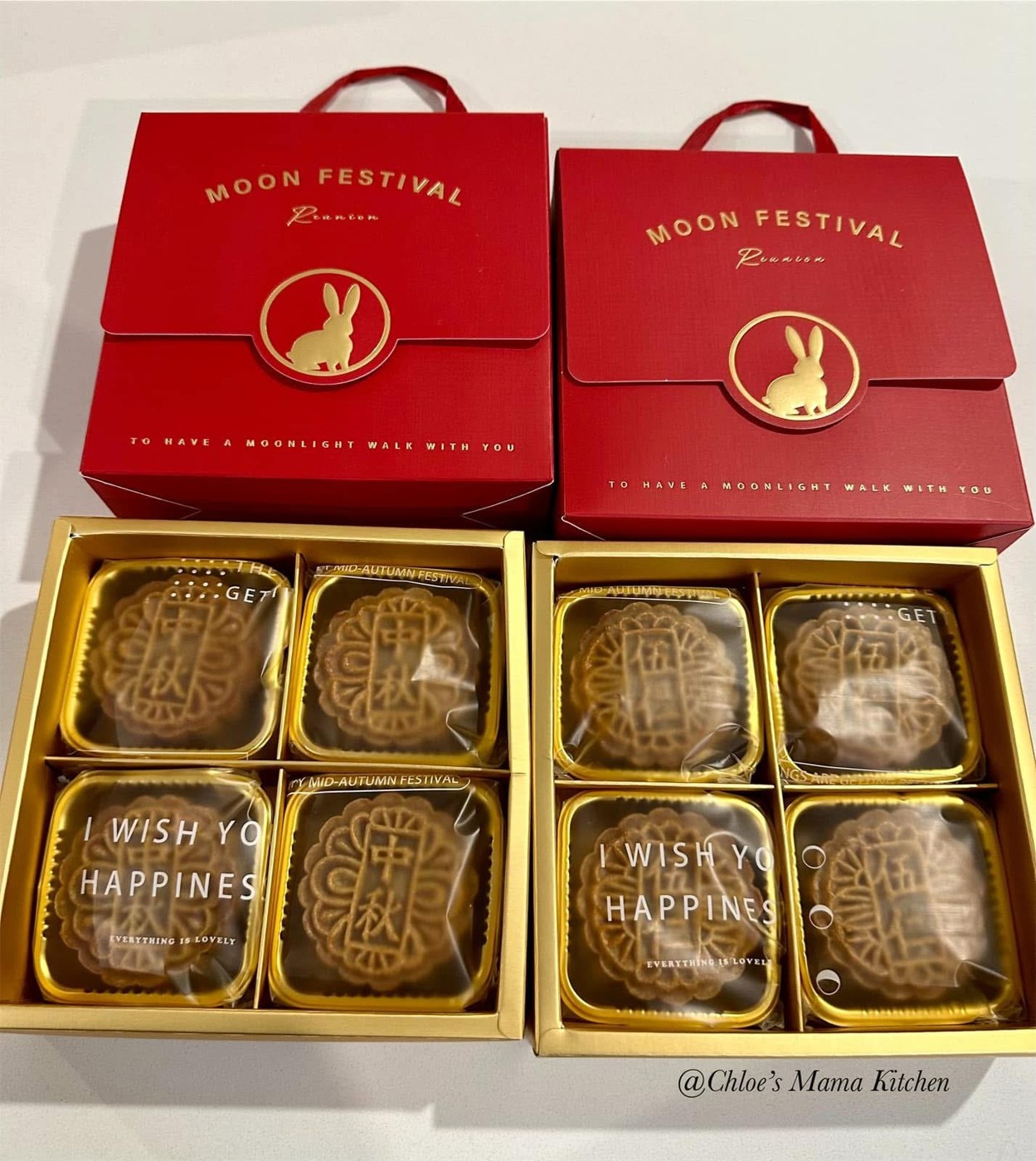 装在红色中秋礼盒里的月饼。