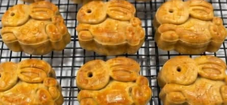 Rabbit-shaped Gong Zai Beng biscuits on a cooling rack.