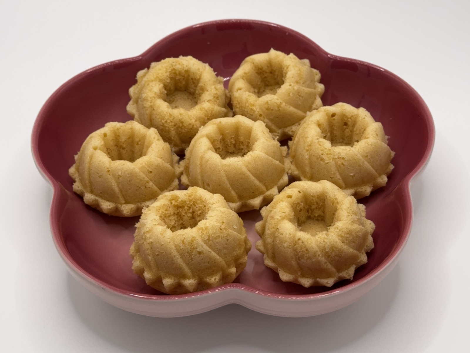Gula Melaka Ma Lai Gou on a red flower-shaped plate. Photograph does not establish the selling quantity.
